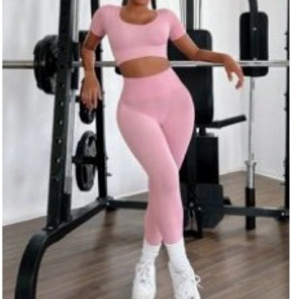 Seamless High Stretch SolidCrop Tee & Wide Waistband
Pink
